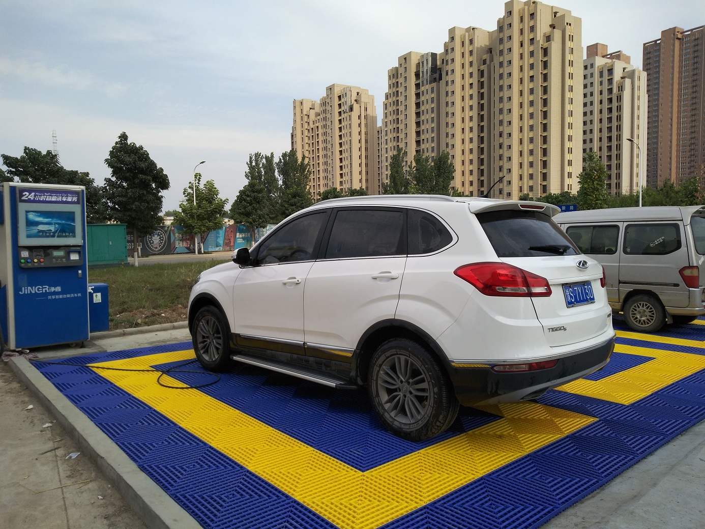 天地惠城小区铺格栅场地.jpg