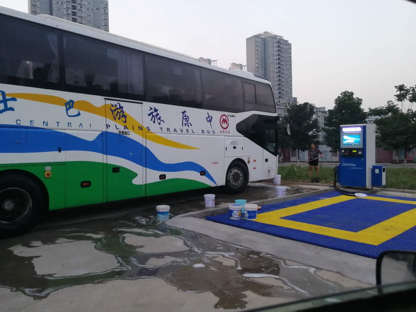 大巴车自助洗车.jpg